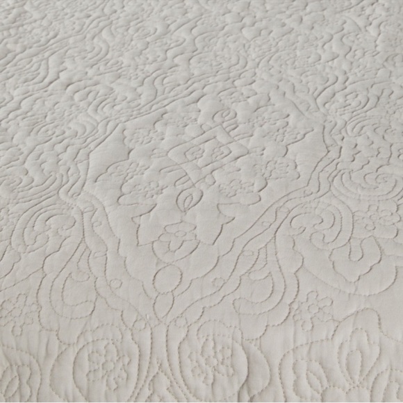 🎉LAST PIECE🎉TAHARI HOME Embroidered Floral Quilt Set - Picture 2 of 8